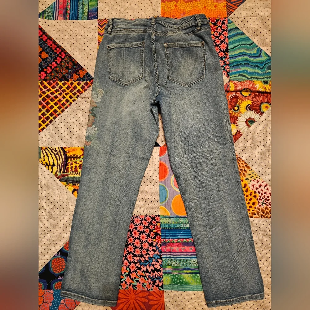 KAARI blue petite straight crop size 10P... painted flowers on left leg-so nice!